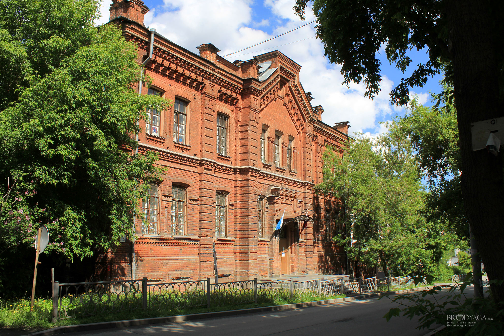 Крылова 2, Здание бывшего Петровского приюта,  Екатеринбург